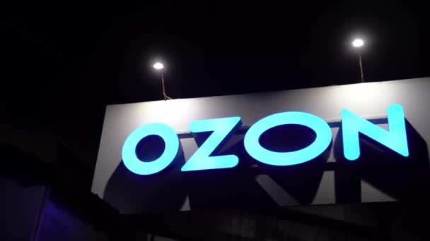 A tábla az OZON-nak adott parancsok kiadásának pontján, este az utcán. — Stock videók