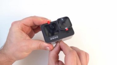 Yeni GoPro Kahraman 9 'un koruyucu filmlerinin paketlerini açıp kaldırıyorum..