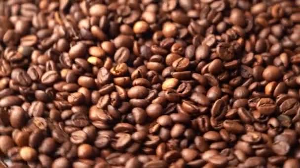 コーヒー焙煎穀物が回転します。背景. — ストック動画