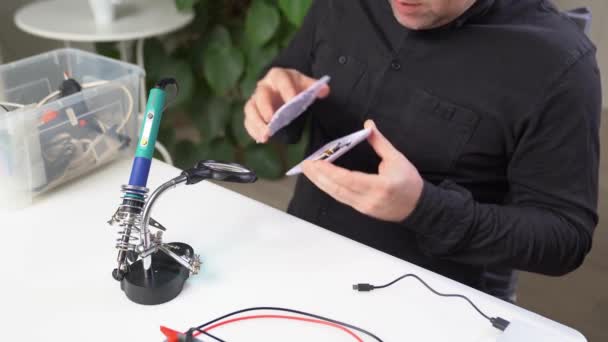 维修工场内智能手机的无线收费 — 图库视频影像