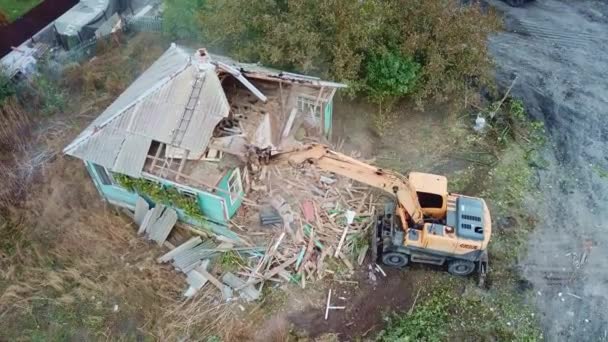 Démolition de bâtiments. une pelle tombe en panne vieille maison de village. — Video