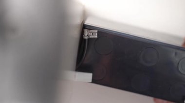 Kesintisiz güç kaynağına yeni bir pil yükleniyor.