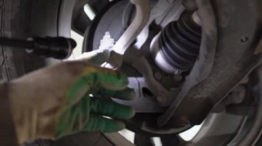 Garajda çalışan arabanın teşhisi. Direksiyon ipuçlarında arıza.