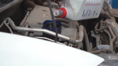 Nissan motor yağını Nissan arabasının motoruna döküyorum..