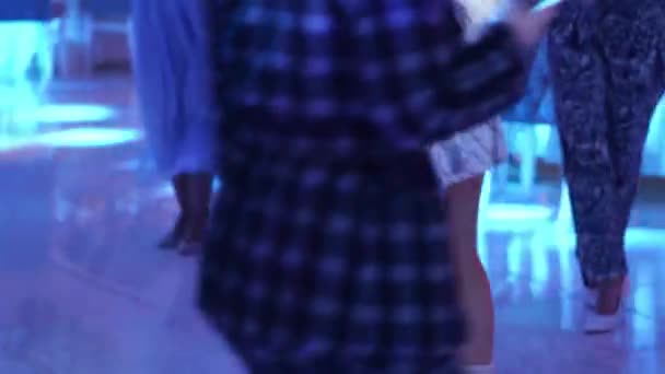 Mujer joven en una falda corta bailando en una discoteca. baile sexy. — Vídeos de Stock