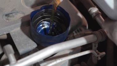 Araba motoru yağ ile dolu..