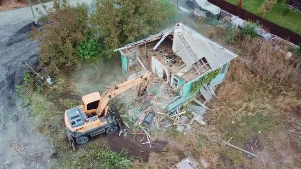 Demolice budov. bagr rozbije starý vesnický dům. — Stock video