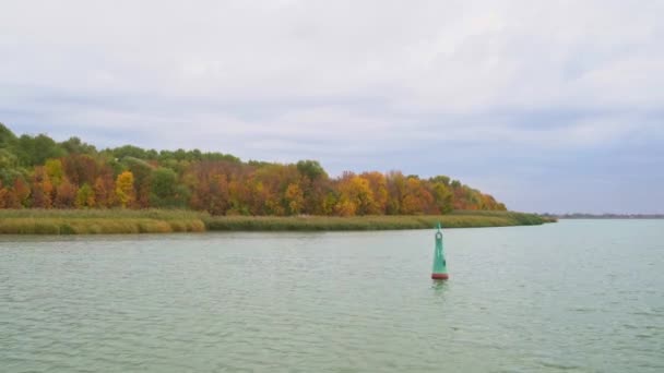 Beweging. herfst landschap op de rivier. rustig rivieroppervlak, windstil weer. — Stockvideo