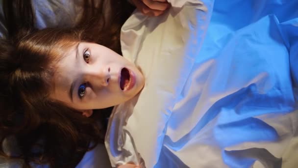 从上面看一个女孩躺在床上，吓得满脸通红. — 图库视频影像