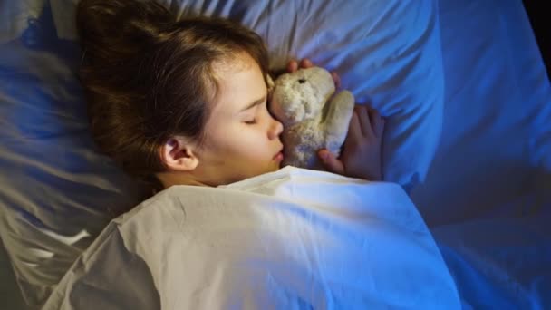 Vista dall'alto. bella ragazza pisolino con favorito, vecchio peluche giocattolo, vede un sonno piacevole — Video Stock