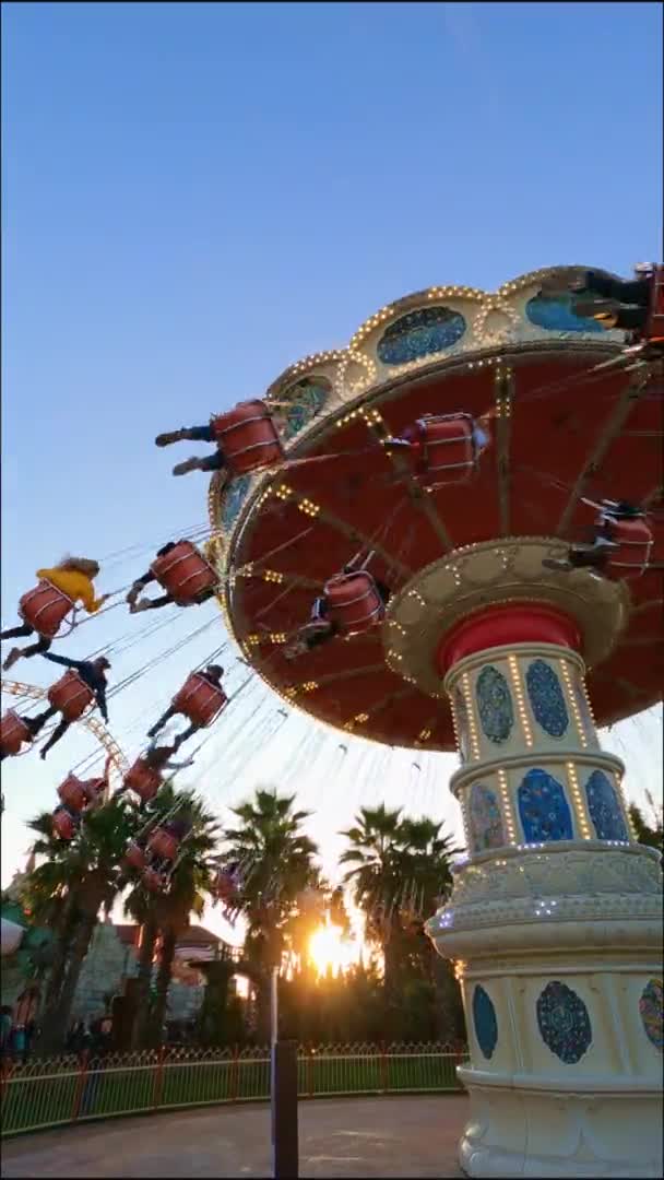 Lunaparkta geziyor. İnsanlar salıncaklara biner, rahatlar ve eğlenirler.. — Stok video