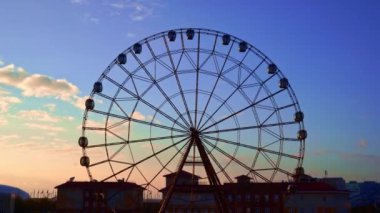 Hızlandırılmış. Mavi gökyüzüne karşı dönme dolap.