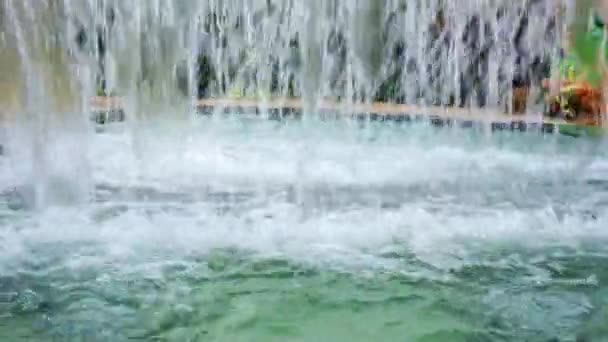 Många tunna vattenstrålar från fontänen häller i poolen. — Stockvideo