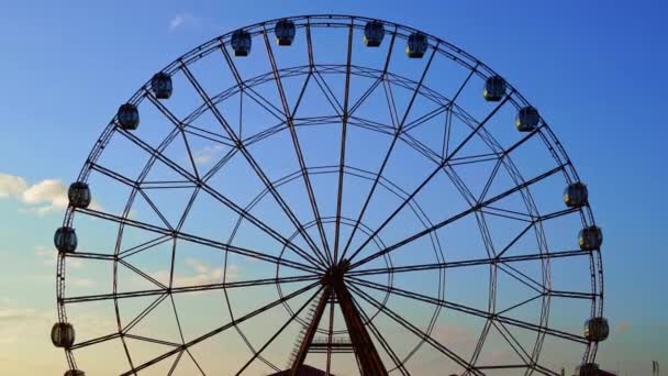 Snabbare. Pariserhjul mot en blå himmel. — Stockvideo