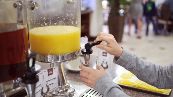 Frukost, buffé på hotellet. tonåring flicka utan mask, och andra besökare i masker. — Stockvideo