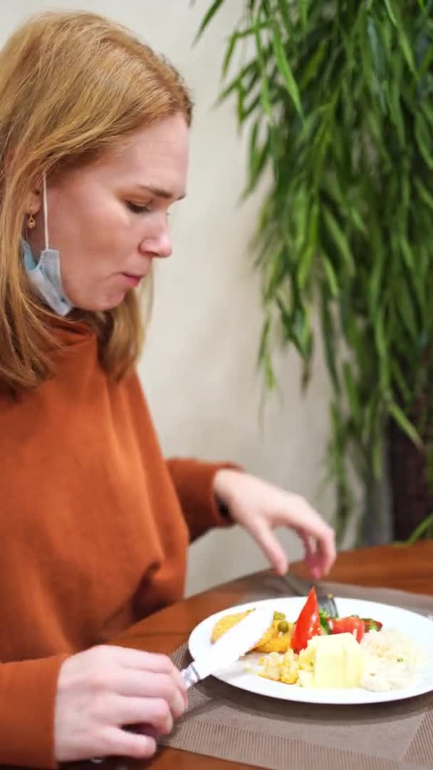 一个戴着保护膜的女人在饭厅里吃早餐 — 图库视频影像