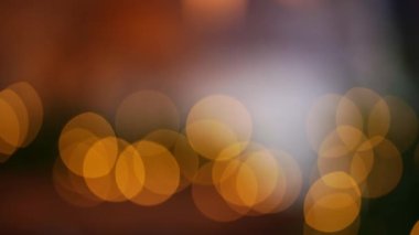 Soyut izole edilmiş, şenlikli sarı turuncu ışıklar ve bokeh.