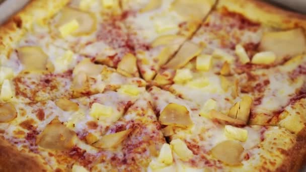Kwadratowa pizza z kurczakiem i ananasem. przekąska na przyjęcie. — Wideo stockowe