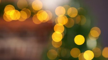Soyut bulanık sarı turuncu ışıklar ve bokeh. Noel ağacı ışıkları