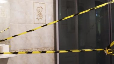 Sarı ve siyah koruyucu bant duş odasında..