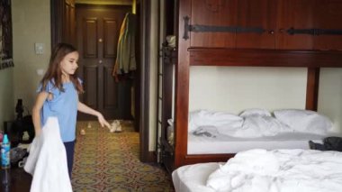 Genç bir kız düşüyor, zıplıyor, takla atıyor, büyük beyaz bir yatakta takılıyor.. 