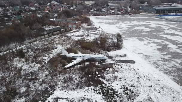 Wyrzucone samoloty Aeroflot na starym lotnisku zamknięte w zimie. — Wideo stockowe