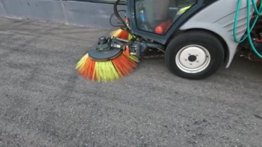 Yol yüzeylerini temizlemek için yol temizleme ve sulama makineleri.