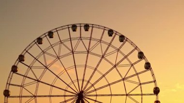 Hızlandırılmış. Dönme dolap günbatımına karşı.