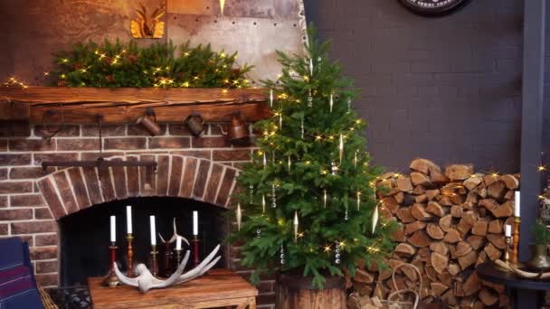 Árvore de Natal decorada perto da lareira na casa de campo. — Vídeo de Stock