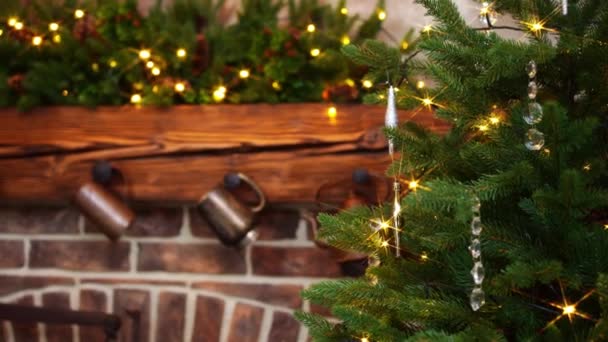 Sapin de Noël décoré près de la cheminée dans la maison de campagne. — Video