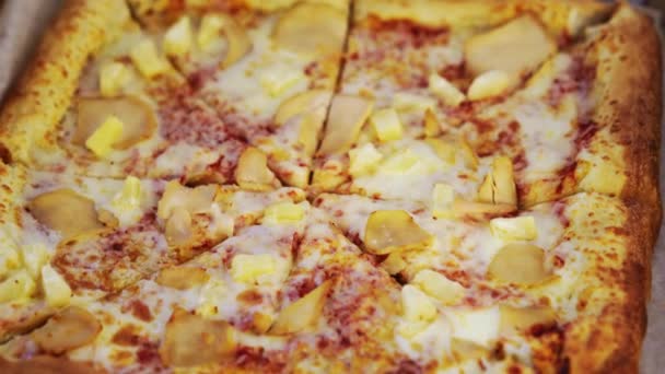 Kwadratowa pizza z kurczakiem i ananasem. przekąska na przyjęcie. — Wideo stockowe