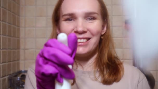 Mujer en guantes, con spray detergente, trapo lava una partición en la ducha — Vídeos de Stock
