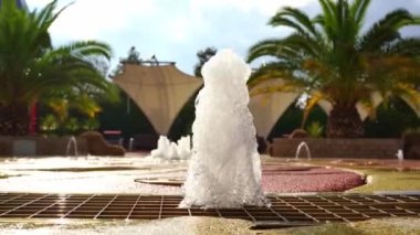 Yerden gelen bir fıskiye. Ateşli çocuklar için eğlence.