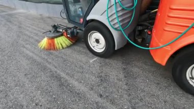 Yol yüzeylerini temizlemek için yol temizleme ve sulama makineleri.