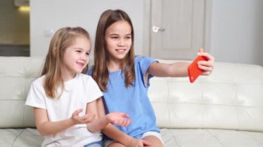 Neşeli kızlar selfie çeker, internet üzerinden iletişim kurarlar.