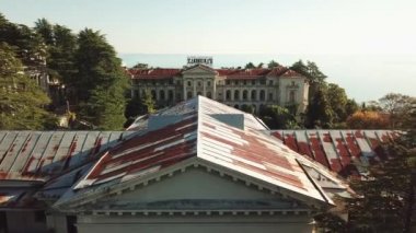 Eski terk edilmiş Ordzhonikidze Sanatoryumu. SSCB 'nin mimarisi. Büyük, güzel, boş bir bina. Rusya, Soçi, 11.2020.