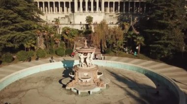 Eski terk edilmiş Ordzhonikidze Sanatoryumu. SSCB 'nin mimarisi. Büyük, güzel, boş bir bina. Rusya, Soçi, 11.2020.