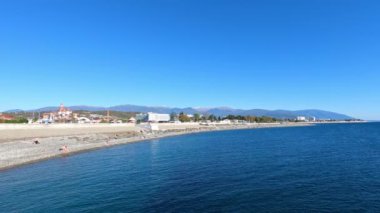 Karadeniz kıyısında. Sonbaharda eğlence ve turizm. Rusya, Soçi.,