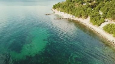 Denizin üzerinde uçmak ve dağlık bir orman bölgesinde vahşi bir plaj.. 