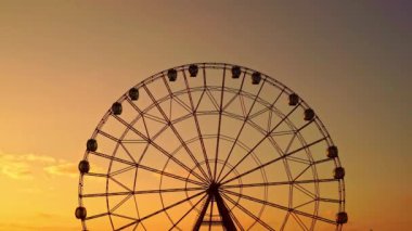 Hızlandırılmış. Dönme dolap günbatımına karşı.