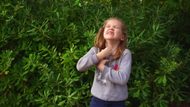 La niña tiene sed pero no puede desenroscar el corcho de la botella. — Vídeo de stock