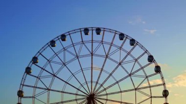 Mavi gökyüzüne karşı dönme dolap.