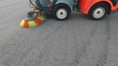 Yol yüzeylerini temizlemek için yol temizleme ve sulama makineleri.