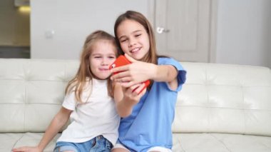 Neşeli kızlar selfie çeker, internet üzerinden iletişim kurarlar.