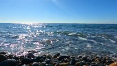 Deniz Burnu. Küçük dalgalar çakıllı bir sahilde kıyıya vuruyor.. 