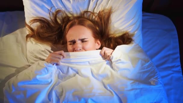 Δες το πάνω. γυναίκα κοιμάται στο κρεβάτι και βλέπει εφιάλτη., καλύπτει το πρόσωπο με κουβέρτα — Αρχείο Βίντεο