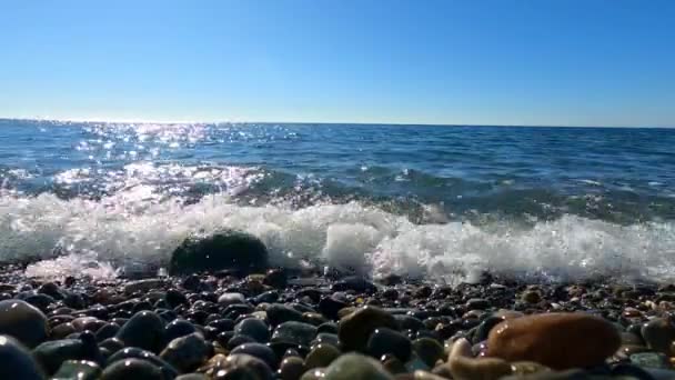 海景。小海浪正冲击着海滩上的卵石. — 图库视频影像