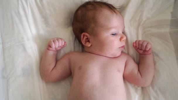 Вид сверху. Младенец в кроватке. организация места для детского сна. — стоковое видео