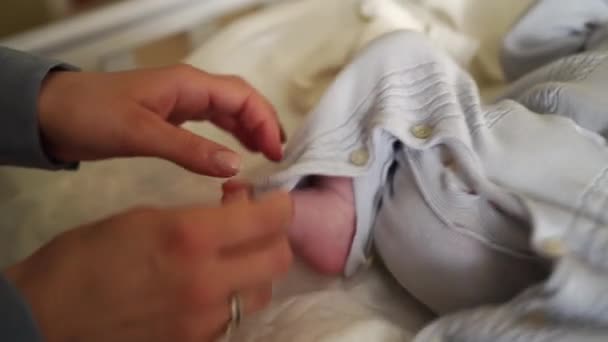 Matčiny ruce zapínají knoflíky na montérkách. — Stock video