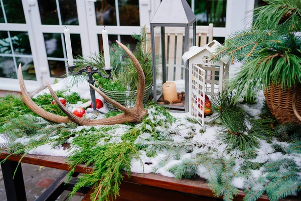Asztal udvaron egy vidéki ház szilveszteri dekoráció hóval borított — Stock Fotó